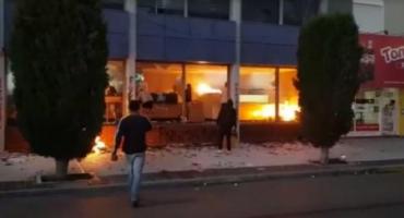 Manifestantes incendiaron la redacción del diario El Chubut mientras había empleados adentro