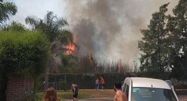 Voraz incendio en Canning: las llamas llegan a los countries de la zona