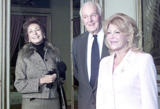 Hubert de Givenchy, junto a Naty Abascal y Carmen Thyssen en 2002, durante la entrega al modista francés de la Gran Cruz de Isabel la Católica