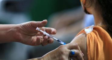 Ómicron: aseguran que el esquema completo de vacunación cubre las diferentes variantes