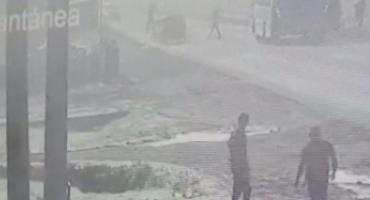 VIDEO TRÁGICO: un auto intentó pasar a un colectivo y mató a una madre con su pequeña hija 