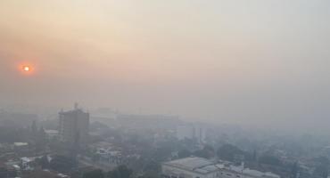 El humo por los incendios forestales de Corrientes llegó a Paraguay