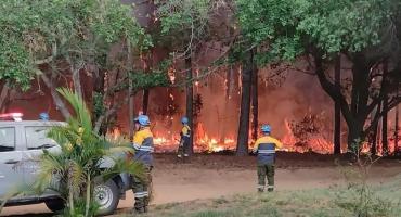Debieron evacuar a turistas de un hotel en Corrientes porque quedó rodeado por el fuego