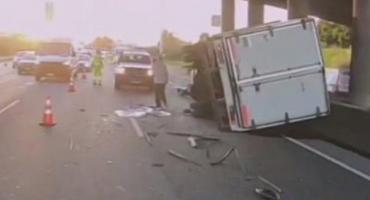 Violento accidente en Acceso Oeste: volcó un camión  tras chocar con colectivo