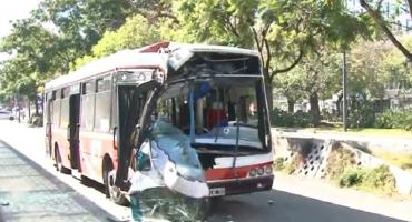 Violento choque entre dos colectivos en el Metrobús de la 9 de Julio: al menos 17 heridos