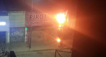 Voraz incendio en un comercio de cotillón y pirotecnia en San Cristóbal