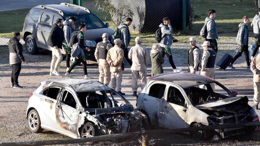 Ataque incendiario sufrido por los autos de algunos jugadores de Aldosivi Foto Diego Izquierdo