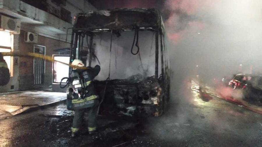El colectivo se prendi fuego mientras circulaba sin pasajeros por la avenida Nazca y Marcos Sastre